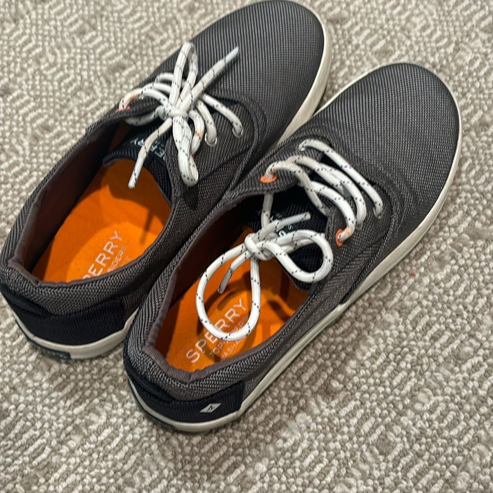 Excellent conditions boys’ sperry shoes. Worn a handful of times .